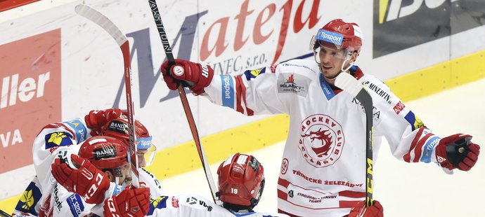 Třinečtí hokejisté se radují z gólu do sítě Plzně. Trefou přispěl i Tomáš Káňa.