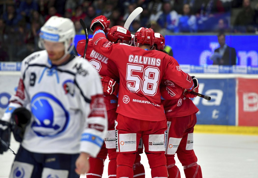 Hokejisté Třince vyhráli ve třetím zápase semifinále play off extraligy na ledě Plzně 3:2 a snížili stav série na 1:2.