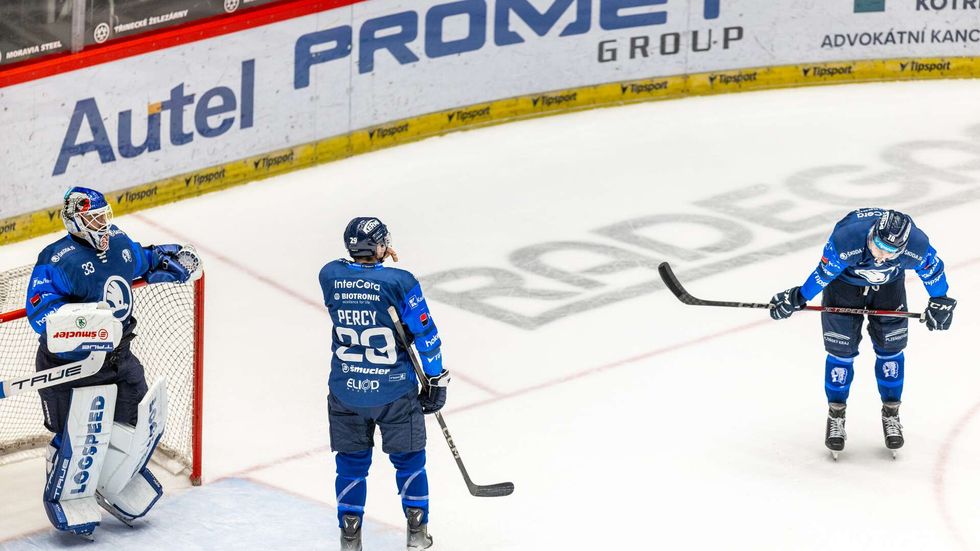 Zklamaní hokejisté Plzně po prohře v Třinci