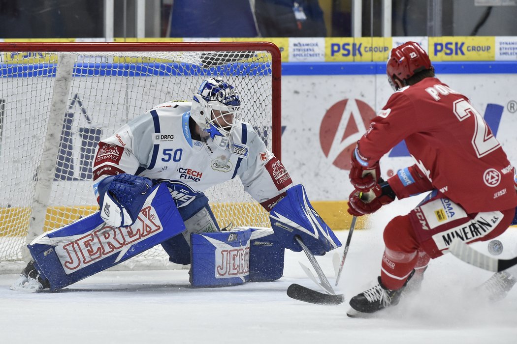 Brankář Brna Karel Vejmelka a Jiří Polanský z Třince