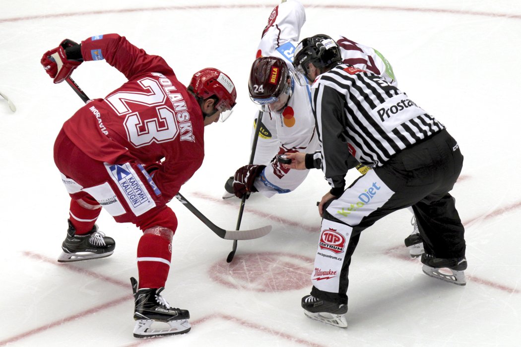 Zach Sill na vhazování s Jiřím Polanským