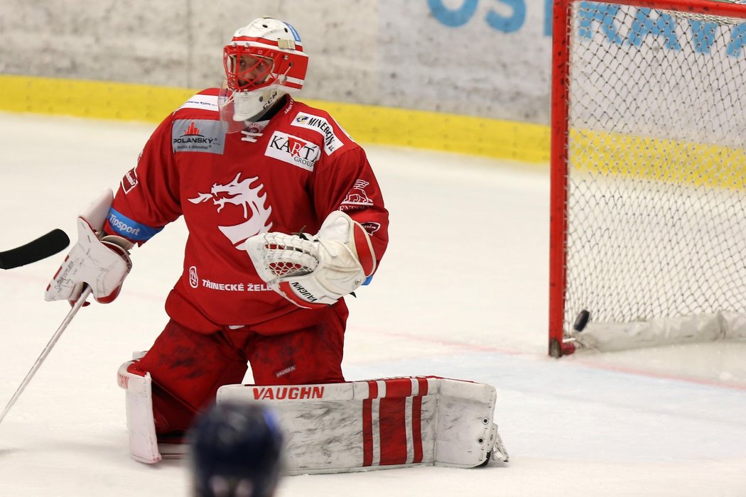 Brankář Třince Šimon Hrubec pouští kotouč za svá záda a v extraligovém derby s Vítkovicemi podruhé inkasuje