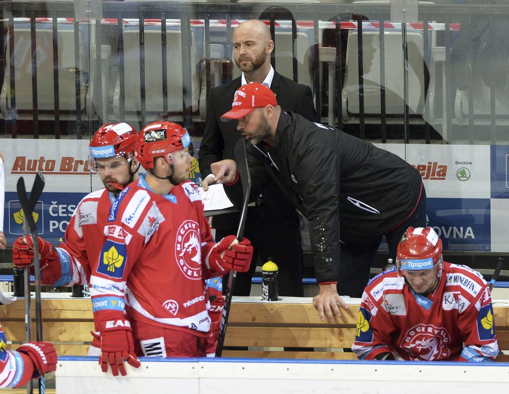 Jiří Dopita na střídačce Třince uděluje pokyny svým ovečkám