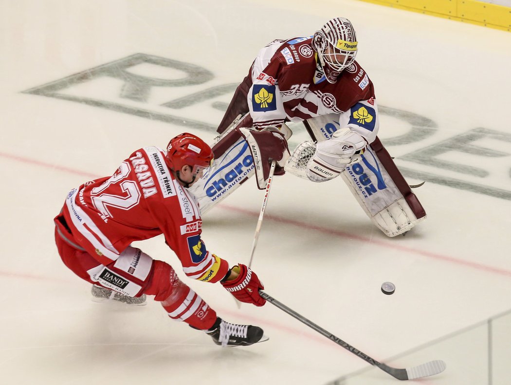 Třinecký útočník Jakub Orsava a brankář Sparty Filip Novotný