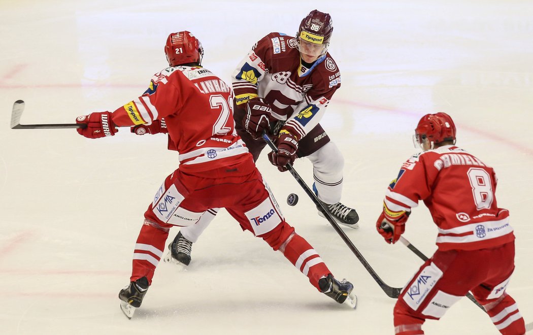 Zleva třinecký obránce Tomáš Linhart, útočník Sparty Martin Réway a útočník Aron Chmielewski