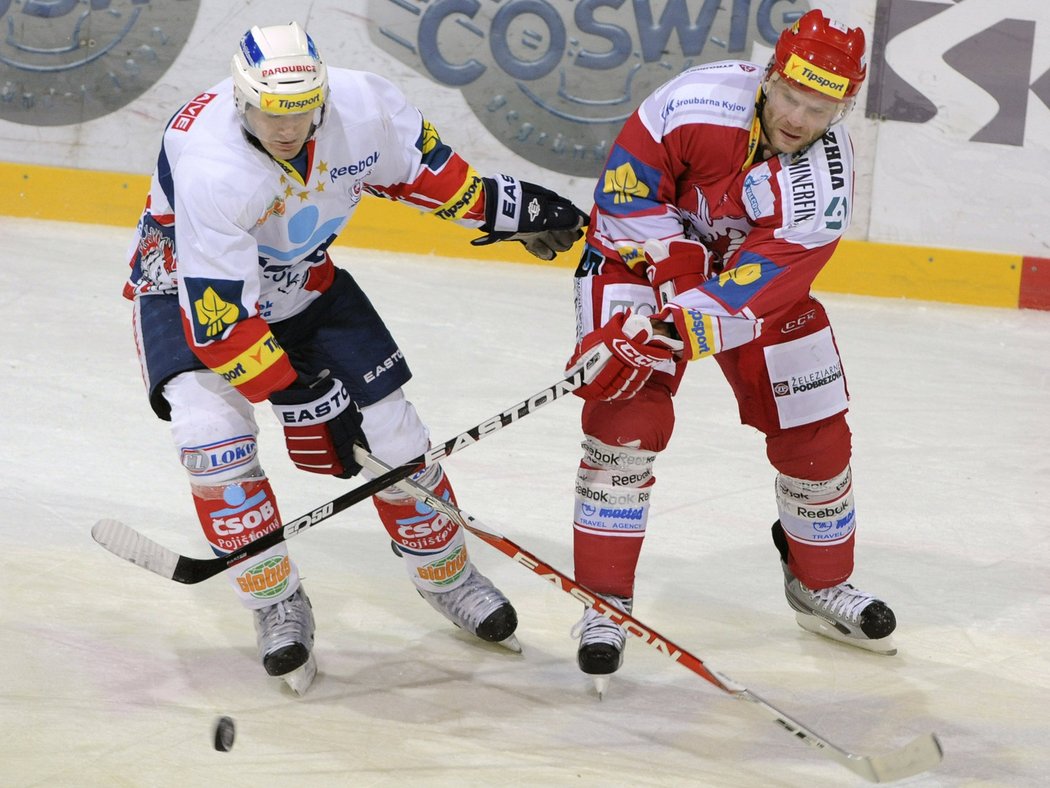 Třinecký hokejový útočník Václav Varaďa (vpravo) se vrátil na led po osmi měsících