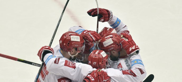 Hokejisté Třince se radují z druhého gólu proti Vítkovicím.