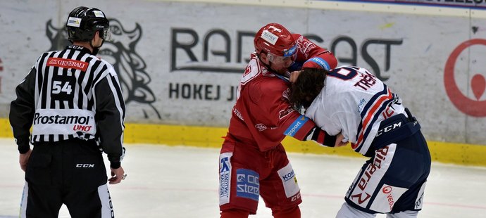 Čárový rozhodčí Michal Zíka sleduje pěstní souboj mezi Jiřím Polanským (vlevo) z Třince a vítkovickým Peterem Trškou.