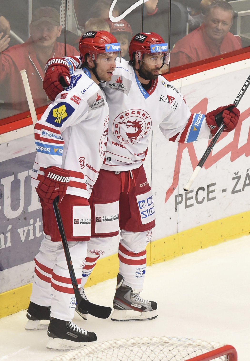 Třinečtí útočníci Tomáš Plíhal (vlevo) a Zbyněk Irgl se radují z druhého gólu.