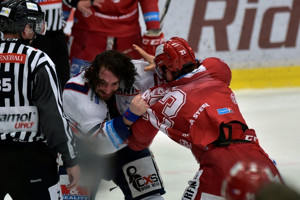 Čárový rozhodčí Michal Zíka sleduje pěstní souboj mezi Jiřím Polanským (vlevo) z Třince a vítkovickým Peterem Trškou.