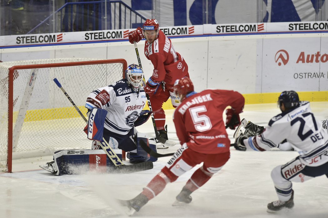 Brankář Vítkovic Miroslav Svoboda v akci.