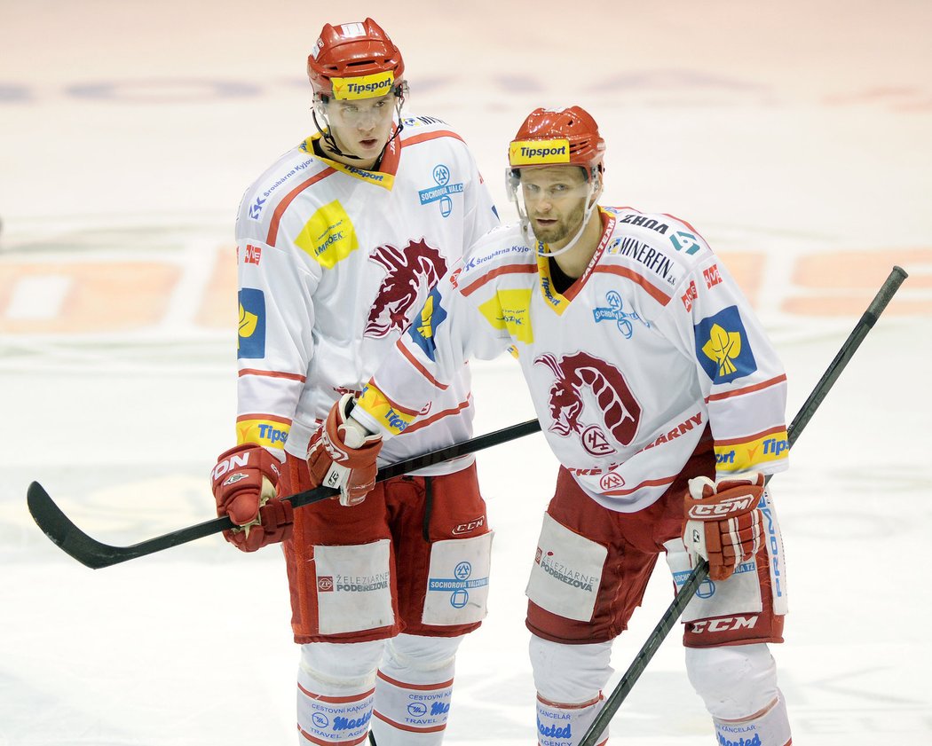 Třinečtí hokejisté Vladimír Roth a Martin Růžička (vpravo)