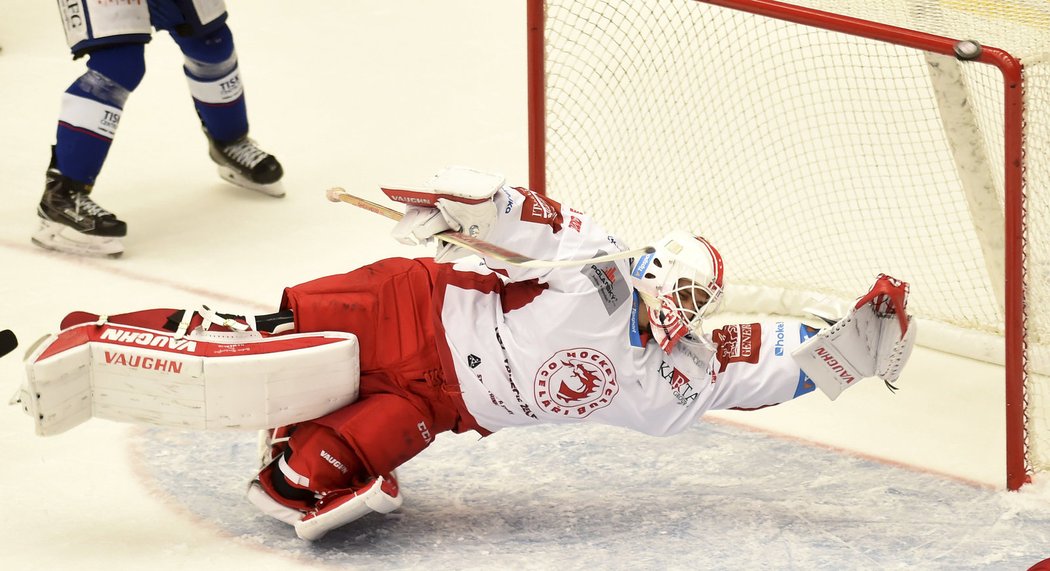 Peter Hamerlík zasahuje proti střele Brna