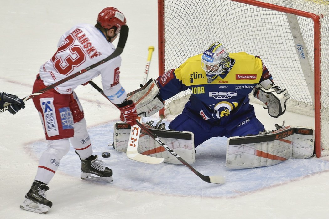 Třinecký útočník Jiří Polanský se snaží dorazit puk před zlínským brankářem Liborem Kašíkem