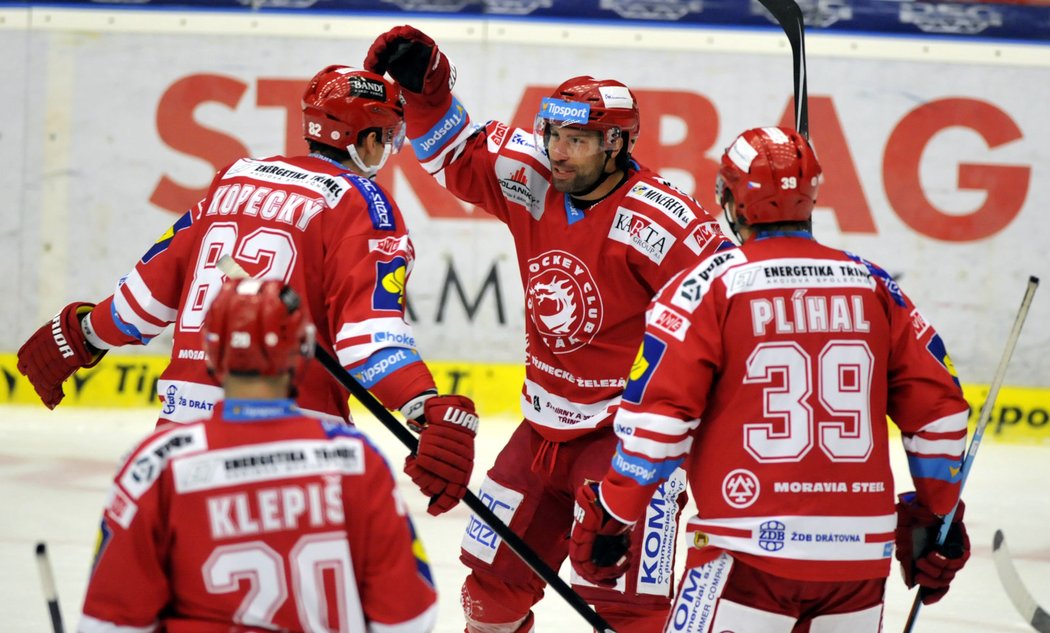 Hokejisté Třince, zleva Jakub Klepiš, Tomáš Kopecký, Zbyněk Irgl a Tomáš Plíhal, se radují z gólu.