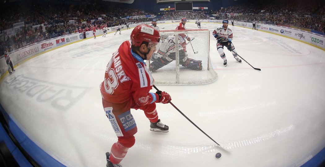 Jiří Polanský z Třince z pohledu za brankou Vítkovic v extraligovém derby