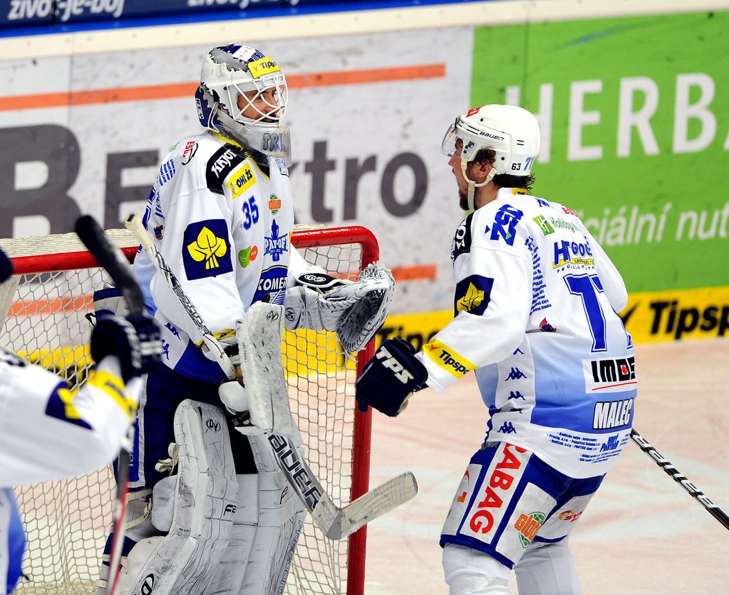 Tomáš Malec (vpravo) jede poděkovat Jiřímu Trvajovi, to on vychytal plzeňské střelce a postup do finále.