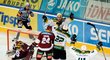 Hokejisté Karlových Varů se radují z gólu do sítě Sparty