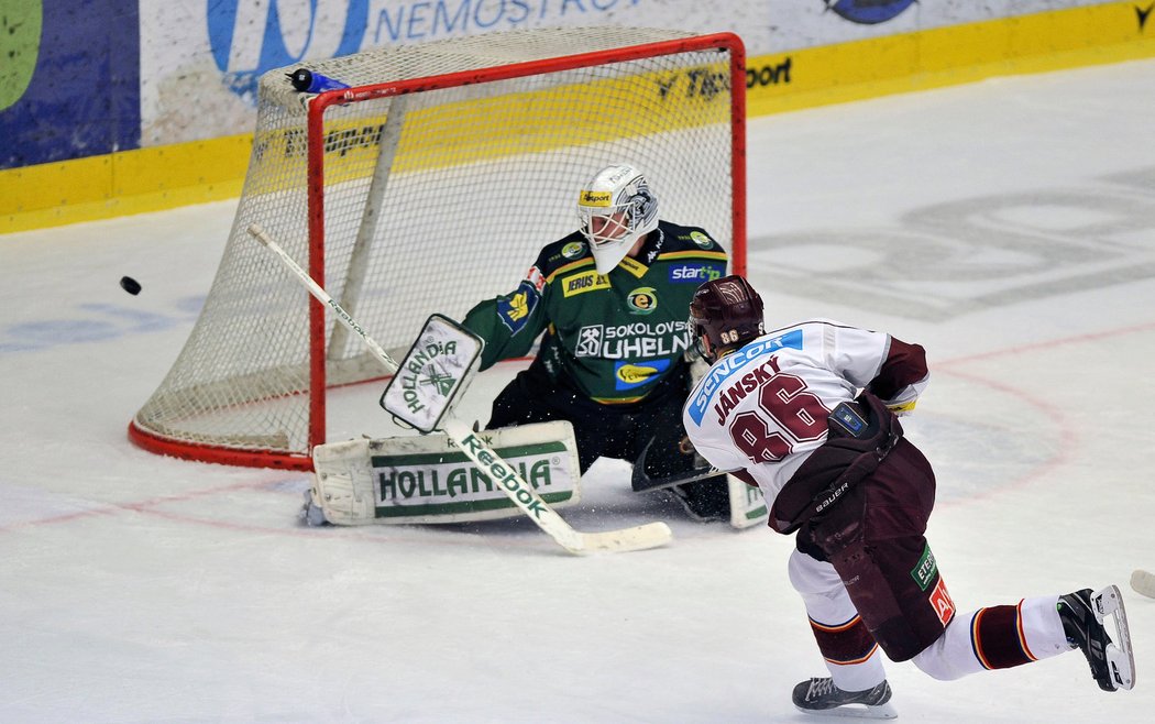 Peter Jánský ze Sparty prověřil brankáře Závorku.