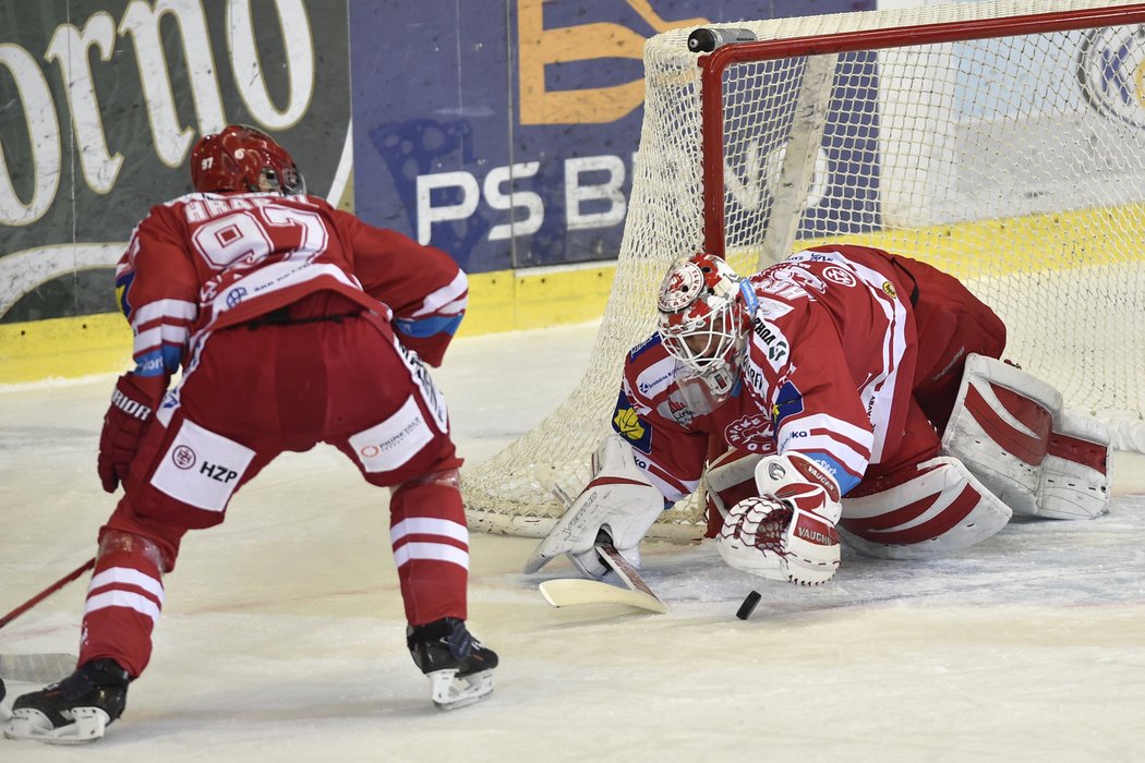 Šimon Hrubec inkasoval do 25. minuty od Komety tři branky