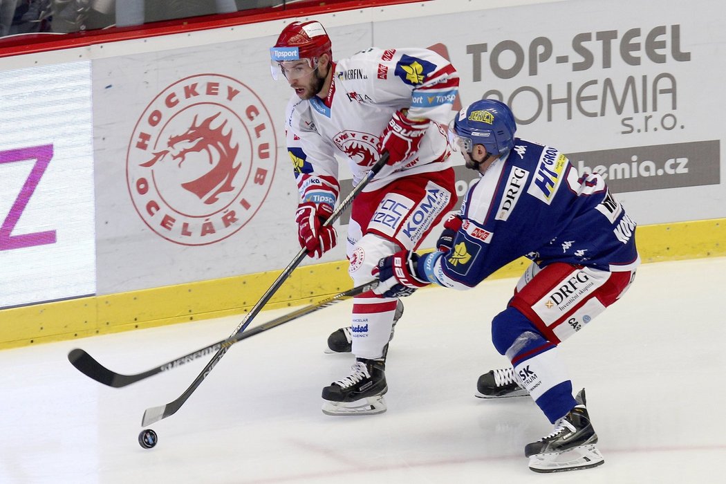 Vladimír Svačina z Třince a Jozef Kováčik z Komety v souboji o kotouč