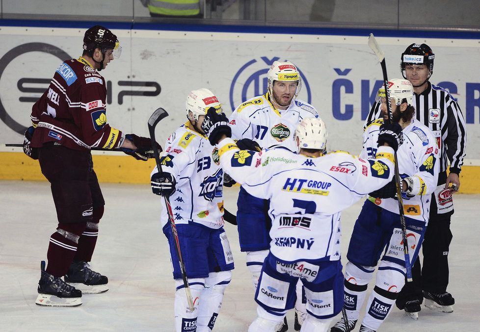 Hokejisté Sparty prohráli v dohrávce 19. kola extraligy s Kometou Brno 1:2 a potřetí za sebou neuspěli v domácím prostředí. Na výhře hostů se gólem podílel i nejlepší střelec v historii Sparty Petr Ton, který v létě klub opustil. Kometa bodovala podeváté za sebou a oplatila Pražanům porážku z prvního vzájemného souboje v sezoně.