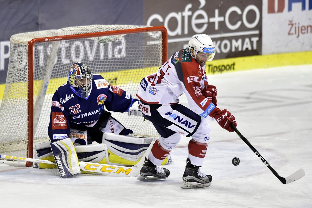 Soustředěný Patrik Bartošák sleduje, jak Tomáš Kaut naloží s touto šancí