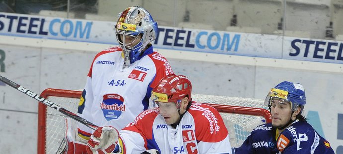 Petr Strapáč z Vítkovic (vpravo) napadá českobudějovického Františka Ptáčka, jeho počínání sleduje brankář Jakub Kovář (vlevo)