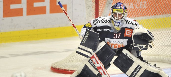 Brankář Daniel Dolejš se soustředí na střelu obránce Kempného.