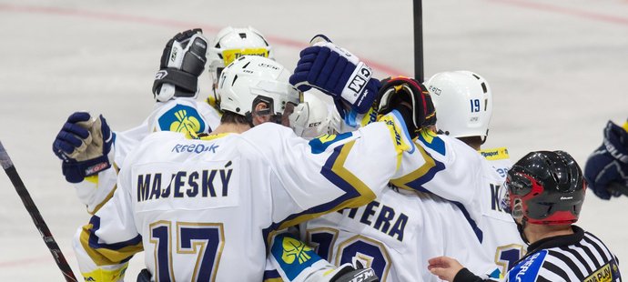 Hokejisté Kladna se radují z druhého gólu na ledě Vítkovic