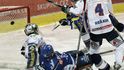 Róbert Petrovický z Vítkovic (vzadu) střílí čtvrtý gól domácích