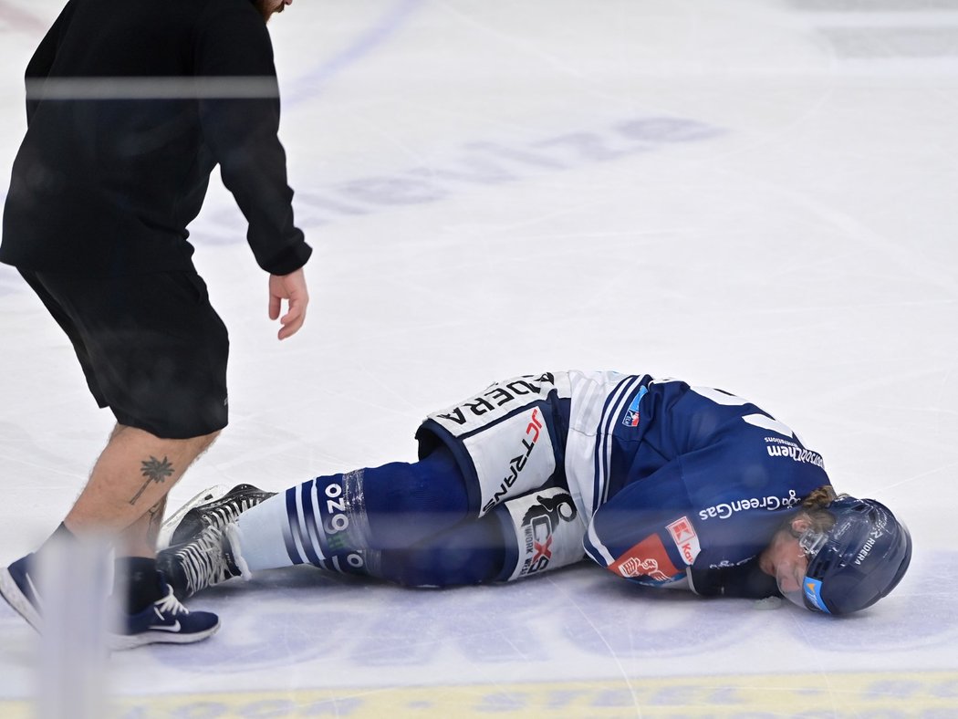 Zraněný Krieger leží na ledě