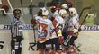 Pardubičtí hokejisté oslavují gól do sítě Vítkovic