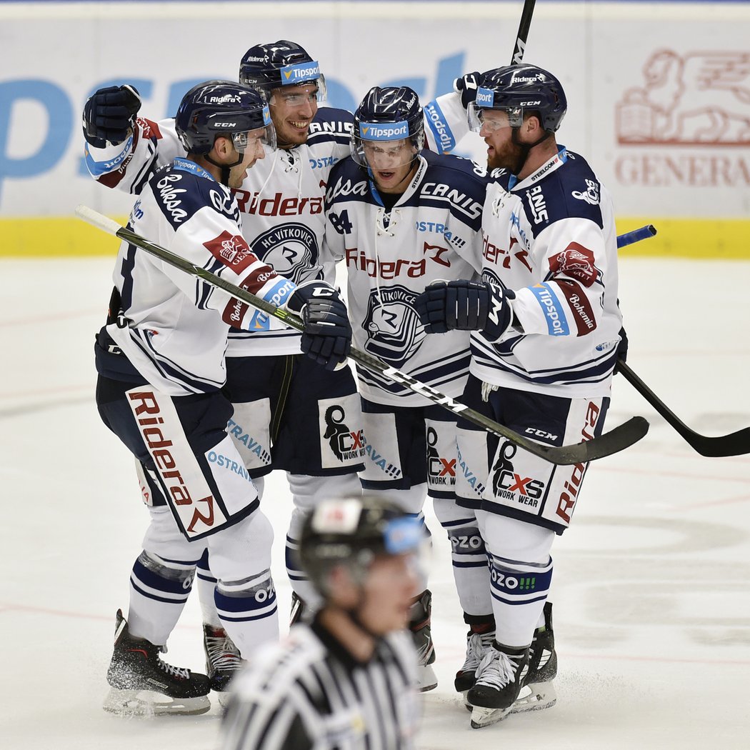 Ondřej Roman, autor gólu Dominik Lakatoš, Jan Schleiss a Petr Šidlík