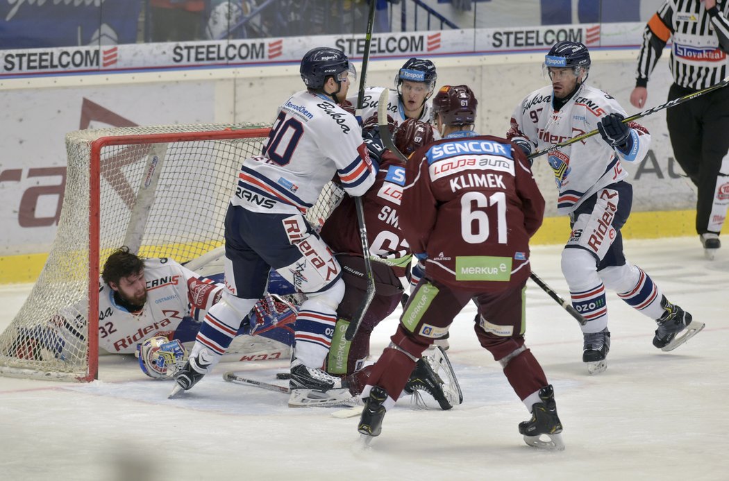 Strkanice před domácím brankářem Patrikem Bartošákem