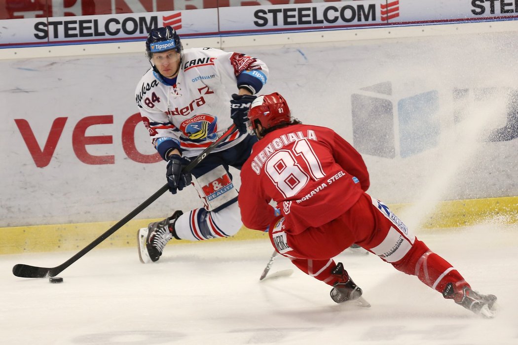 Třinecký David Cienciala se snaží odebrat puk vítkovickému Janu Schleissovi v rámci extraligového duelu