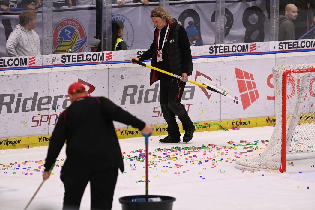 Pořadatelé uklízejí konfety, které naházeli na led fanoušci Vítkovic