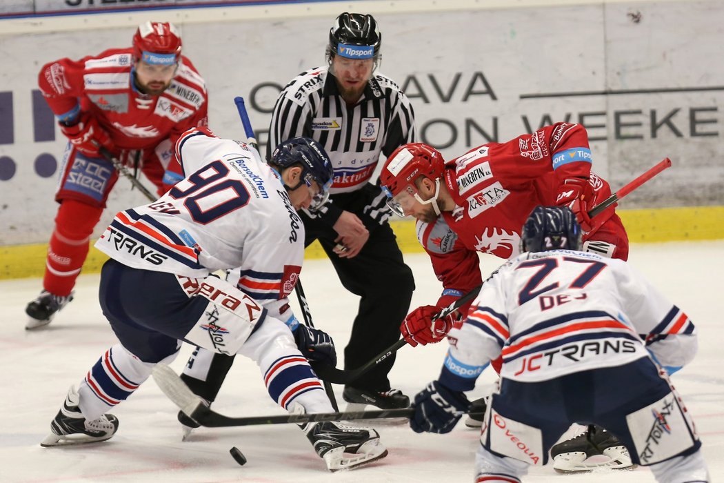 Vítkovický Jakub Lev zápolí při vhazování s třineckým Vladimírem Svačinou v rámci extraligového duelu