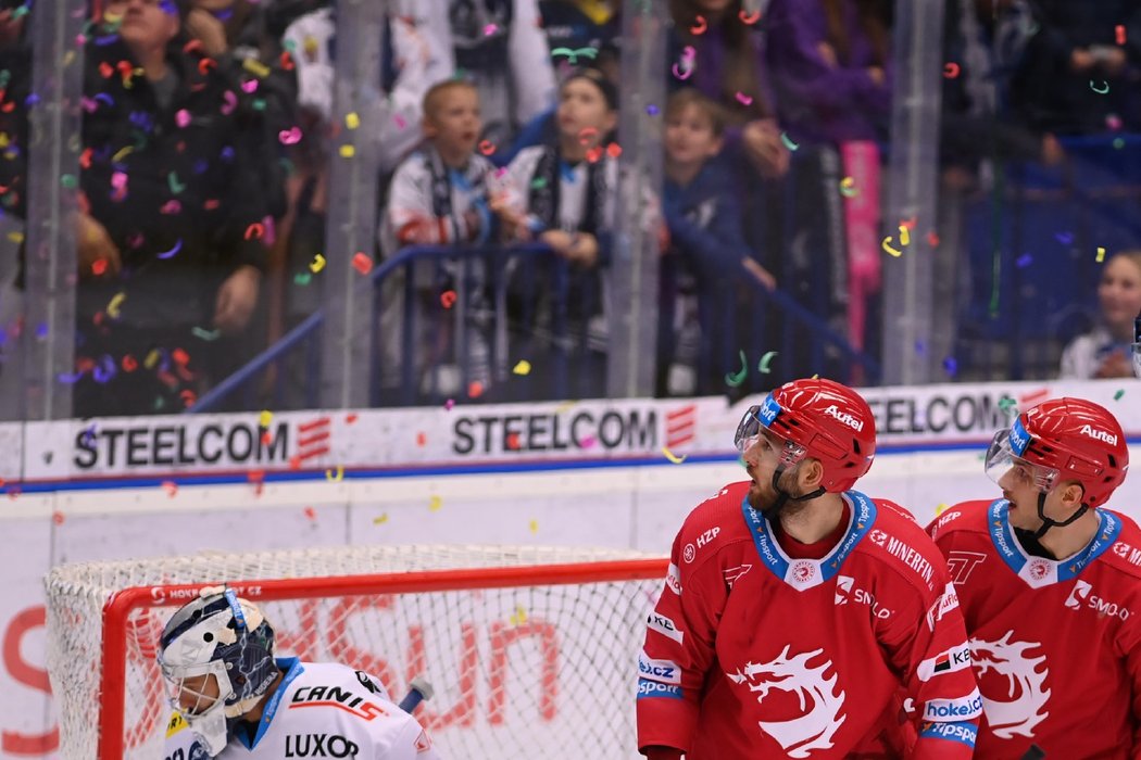 Třinečtí Daniel Kurovský a Viliam Čacho sledují, jak letí na led konfety z vítkovického kotle