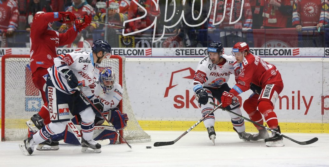 Závar před brankou Vítkovic v extraligovém derby. Hokejisté Vítkovic zleva Radoslav Tybor, brankář Patrik Bartošák a Ondřej Roman, vpravo je Michal Kovařčík z Třince