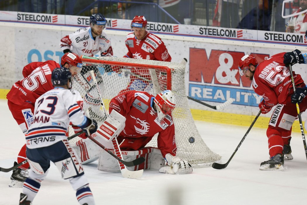 Brankář Třince Šimon Hrubec se snaží krýt puk v extraligovém derby s Vítkovicemi. Zleva: Ondřej Roman z Vítkovic, Vladimír Roth z Třince, Radoslav Tybor z Vítkovic, Martin Adamský z Třince, brankář Třince Šimon Hrubec a Milan Doudera z Třince.