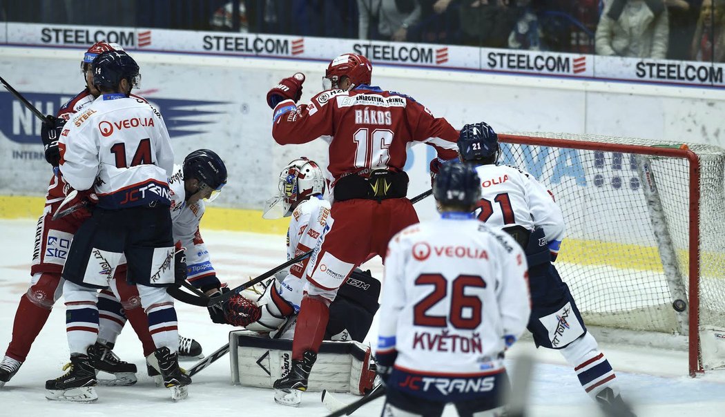 Závar před brankou Vítkovic skončil gólem Vladimíra Draveckého