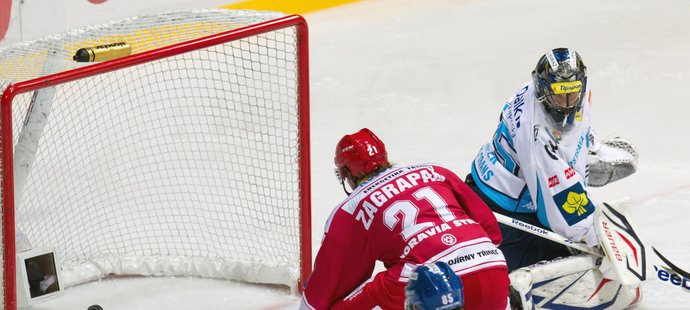 Skóre derby mezi Třincem a Vítkovicemi otevřel domácí Marek Zagrapan.