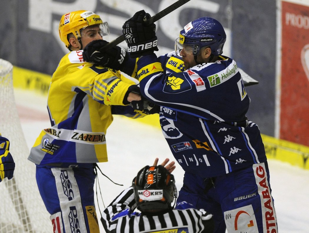 Hokejisté Zlína porazili v prvním finále play off extraligy Kometu Brno 3:0 a v sérii hrané na čtyři vítězství vedou 1:0. Domácí o svém výhře rozhodli již v první třetině, ve které si vypracovali dvoubrankové vedení. Gólman Libor Kašík udržel podruhé v play off čisté konto. Série bude pokračovat v pátek opět ve Zlíně.