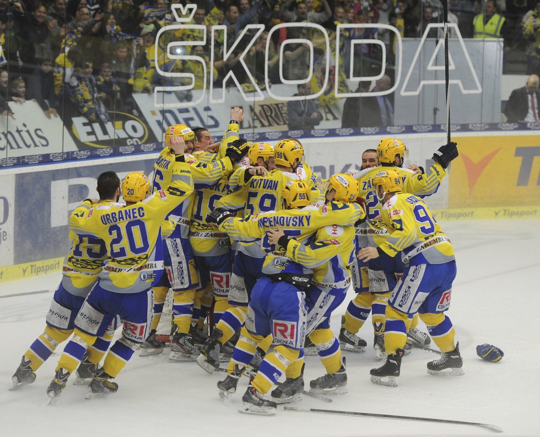 Hokejisté Zlína se radují po vyhraném utkání nad brněnskou Kometou v pátém finále play off