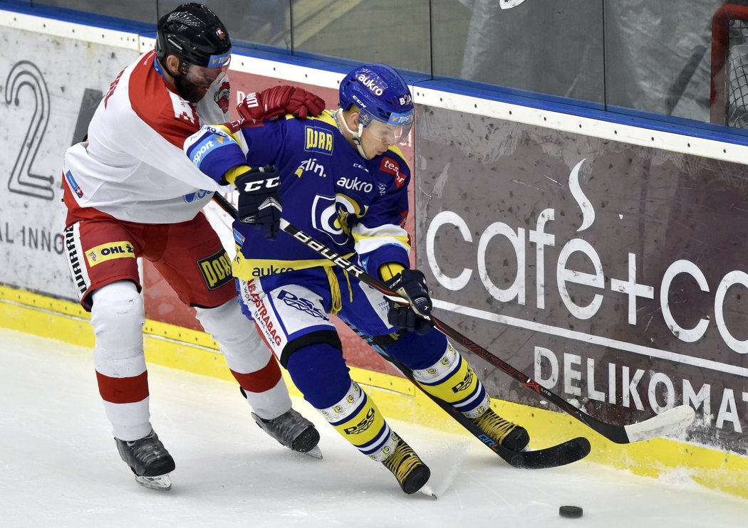 Zlínský Pavel Klhůfek si hlídá kotouč před olomouckým Houdkem