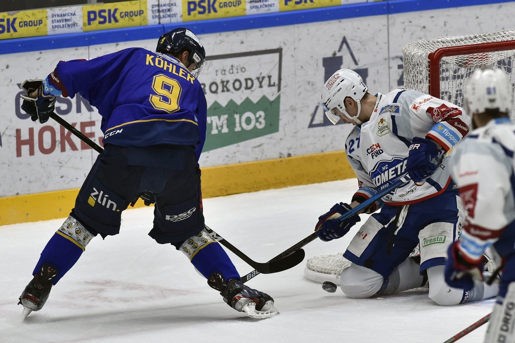 Bedřichu Köhlerovi ze Zlína brání ve skórování Jakub Orsava