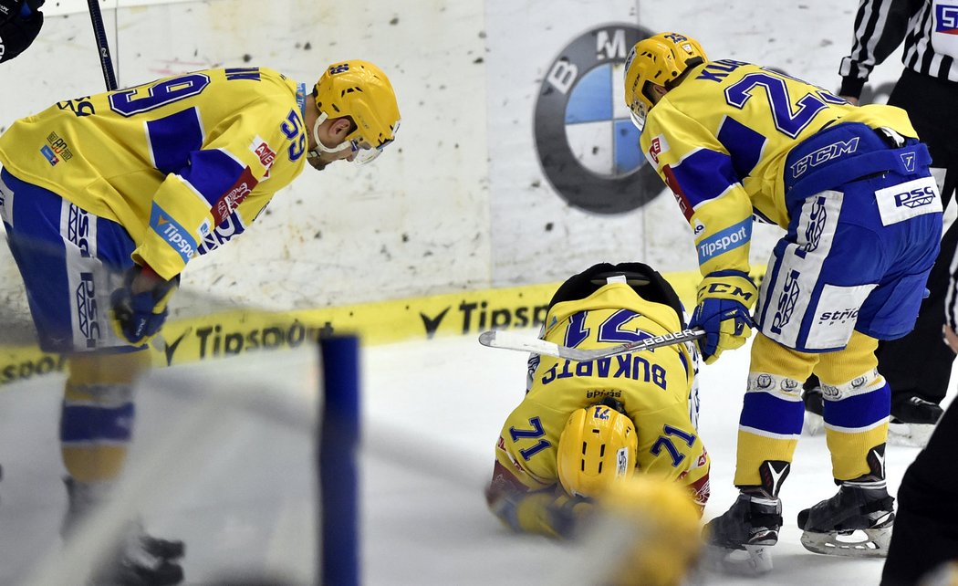 Oldřich Kotvan a Pavel Kubiš se sklání nad zraněným Bukartsem