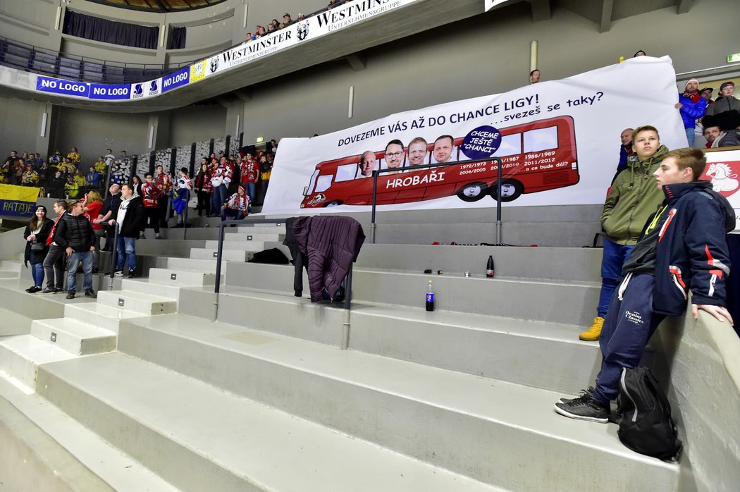 Pardubičtí fanoušci v rámci protestu opustili kotel