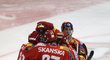 Hokejisté Slavie se radují z gólu ve Zlíně